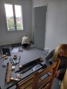Anastasia intervient bénévolement pour meubler un appartement de l'OPH Perpignan Méditerranée