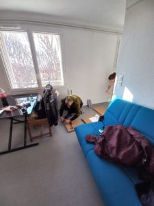 Igor et Olga montent des meubles dans un appartement loué par l'association