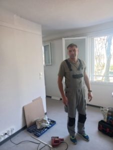 Yarsolav intervient bénévolement pour aménager un appartement