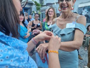 15 ans - Remise du bracelet à Kathy au Pyrénéon