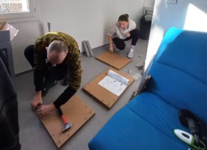 Des bénévoles ukrainiens installent un appartements