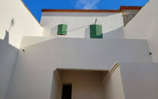 Façade rénovée de la maison de Passa, après la création de 2 logements sociaux